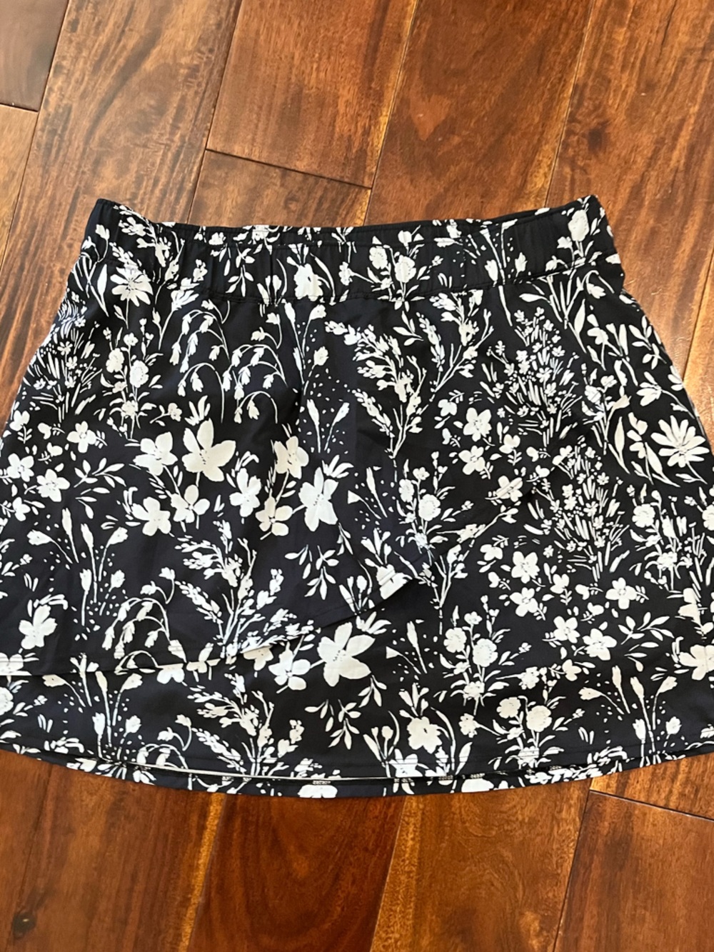 Krimson Klover navy and white floral skort, size medium